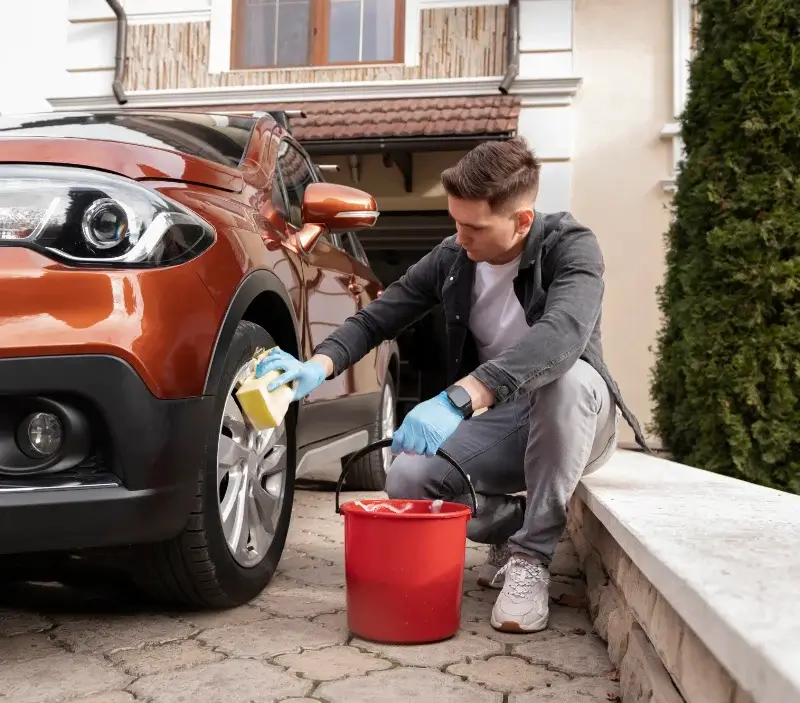 Lavage auto à domicile Le Monteil : professionnel intervenant sur un véhicule